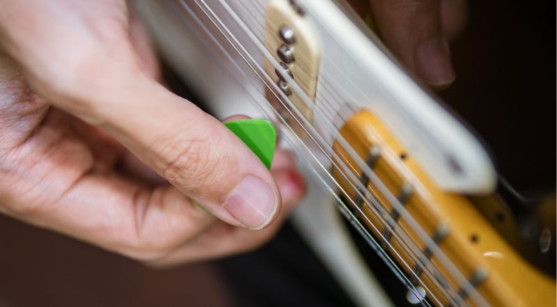 how to hold a guitar pick